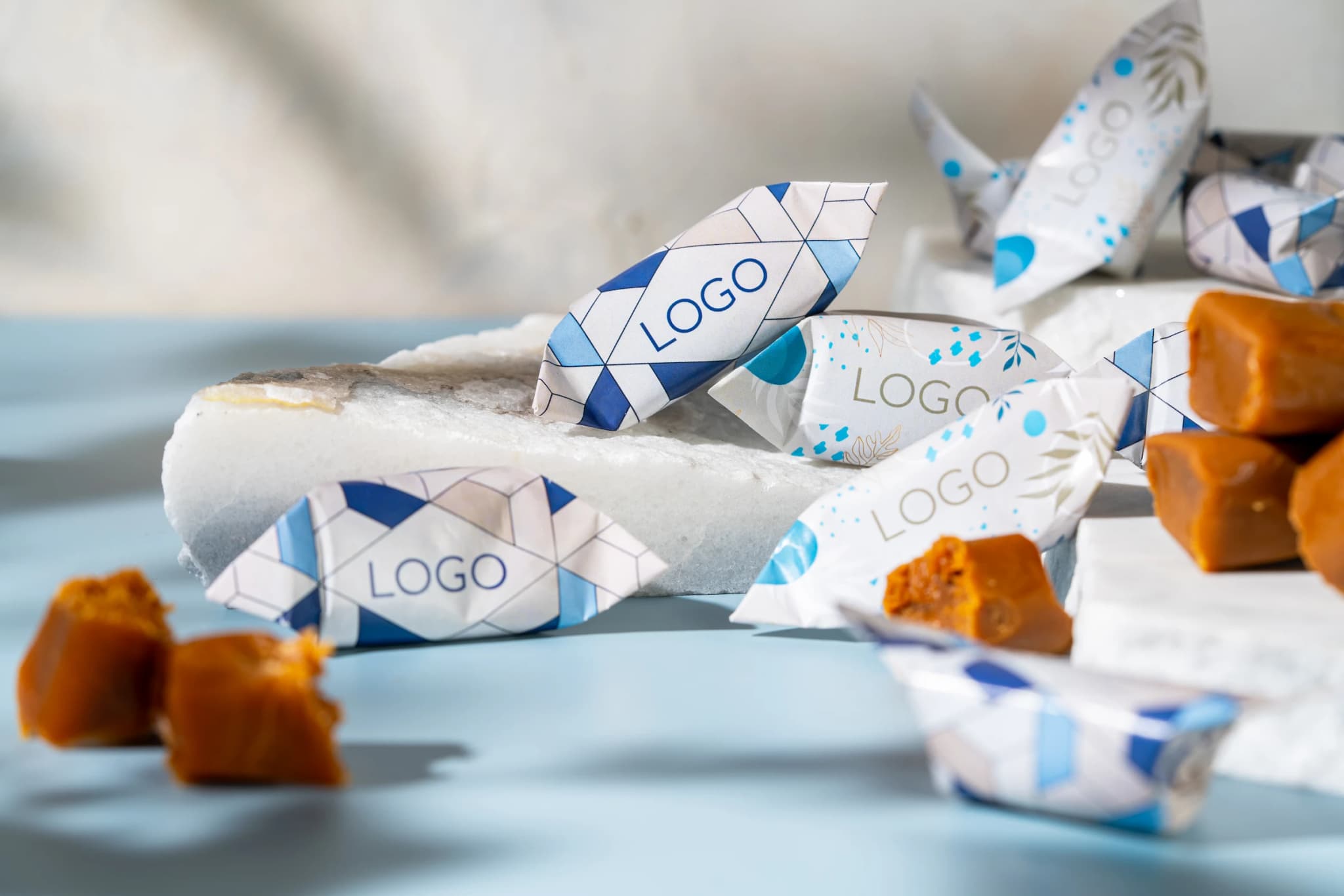 Logoga Skriveru lehmakomm (täisvärviline taust)