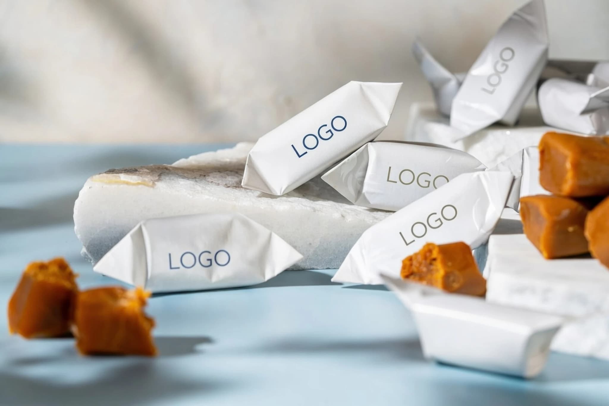 Logoga Skriveru lehmakomm (valge taust)