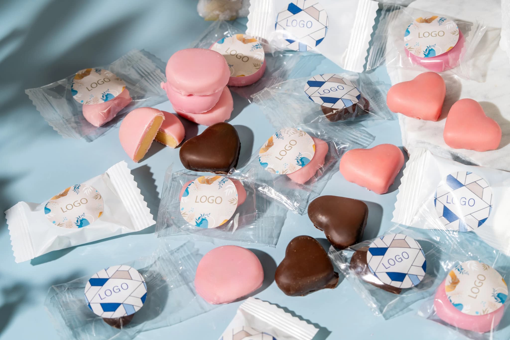 Südamekujuline martsipan maasikamaitselises valges šokolaadis