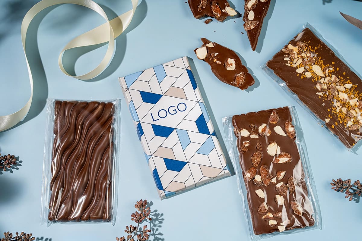 Logoga karbis šokolaad