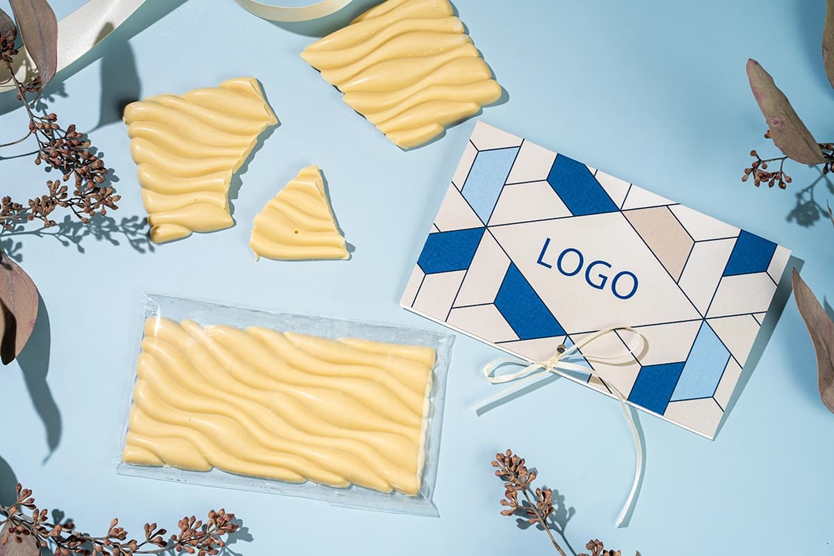 Logoga kaardiümbrises šokolaad