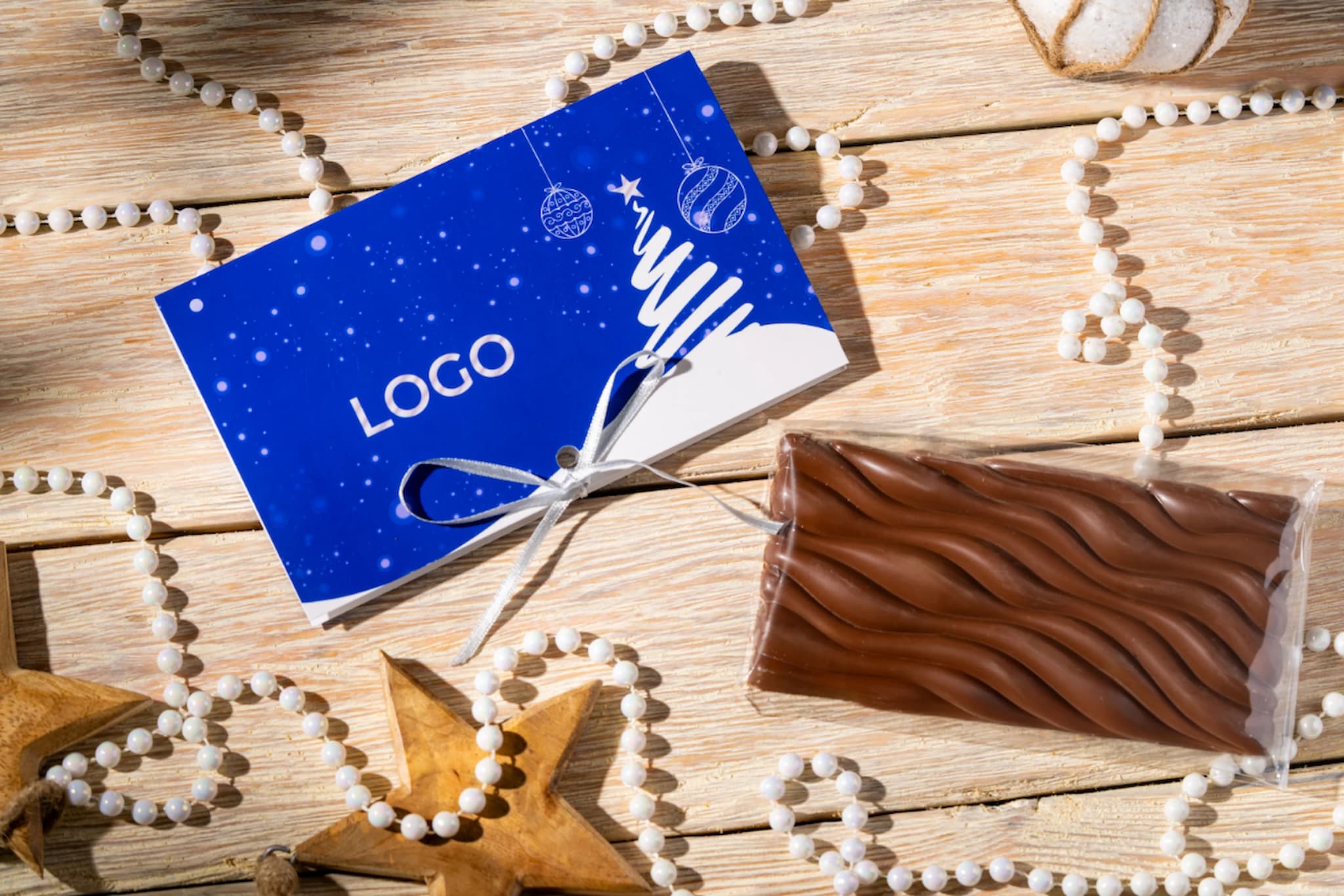 Logoga kaardiümbrises šokolaad